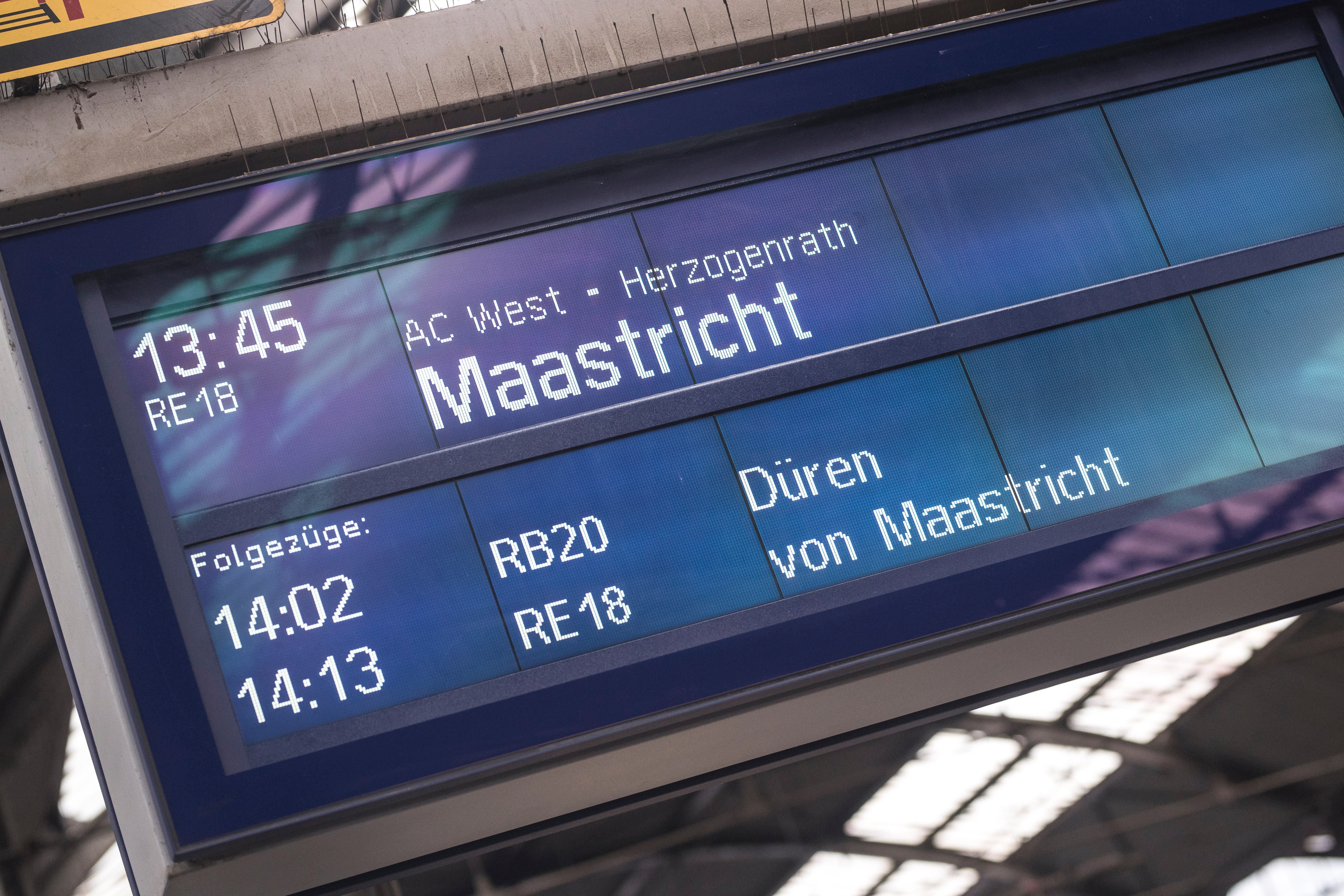 Vertrekbord op een Duits station met bestemming Maastricht en vertrek om 13.45 uur.